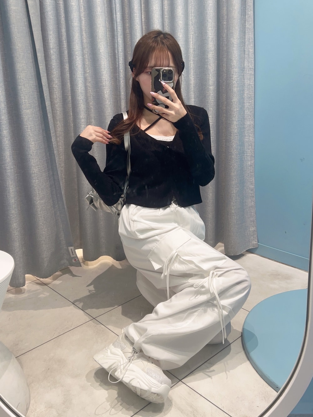 「プチプラ、春色、今日のコーデ、女神降臨メイク、パンツコーデ、カーゴパンツ、カーディガン、春コーデ、低身長、カジュアルガーリー、モノトーン、オリーブ デ オリーブ(OLIVE des OLIVE)、骨格ストレート、白、韓国ファッション」|「OLIVE des OLIVEの春色アンサンブル(アンサンブル、ブラック系)」を使った、Mitsukiさん(レディース・153cm)の冬コーディネートの4枚目の写真