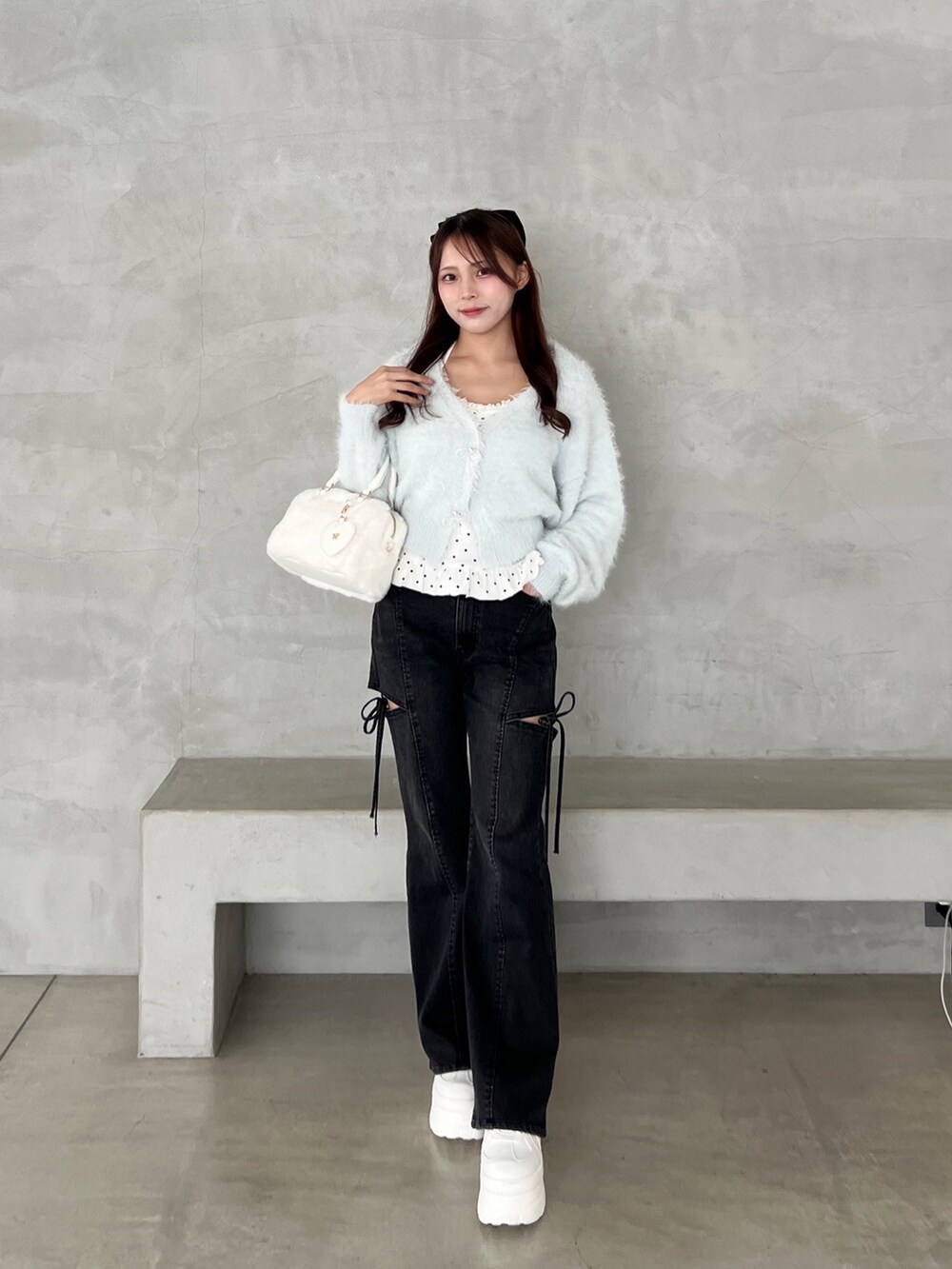 ブルー系のカーディガン/ボレロ、ホワイト系のキャミソール、ホワイト系のショルダーバッグを着用したレディースの秋コーディネートの3枚目の写真