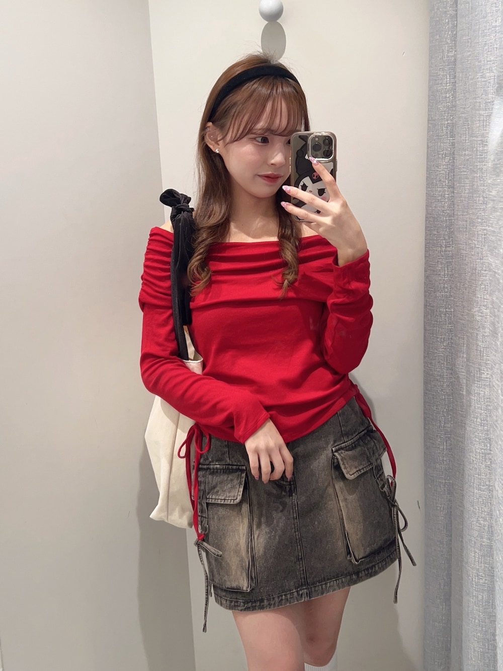 「プチプラ、春色、今日のコーデ、春服コーデ、赤、オフショル、オリーブ デ オリーブ(OLIVE des OLIVE)、骨格ストレート、低身長、春先取り、お出かけコーデ、大人かわいい、カラーコーデ、春服みてみて、着回しコーデ」｜「OLIVE des OLIVEのピコレースオフショルトップス（Tシャツ/カットソー、レッド系）」を使った、Mitsukiさん（骨格ストレート・レディース・153cm）の春コーディネートの2枚目の写真