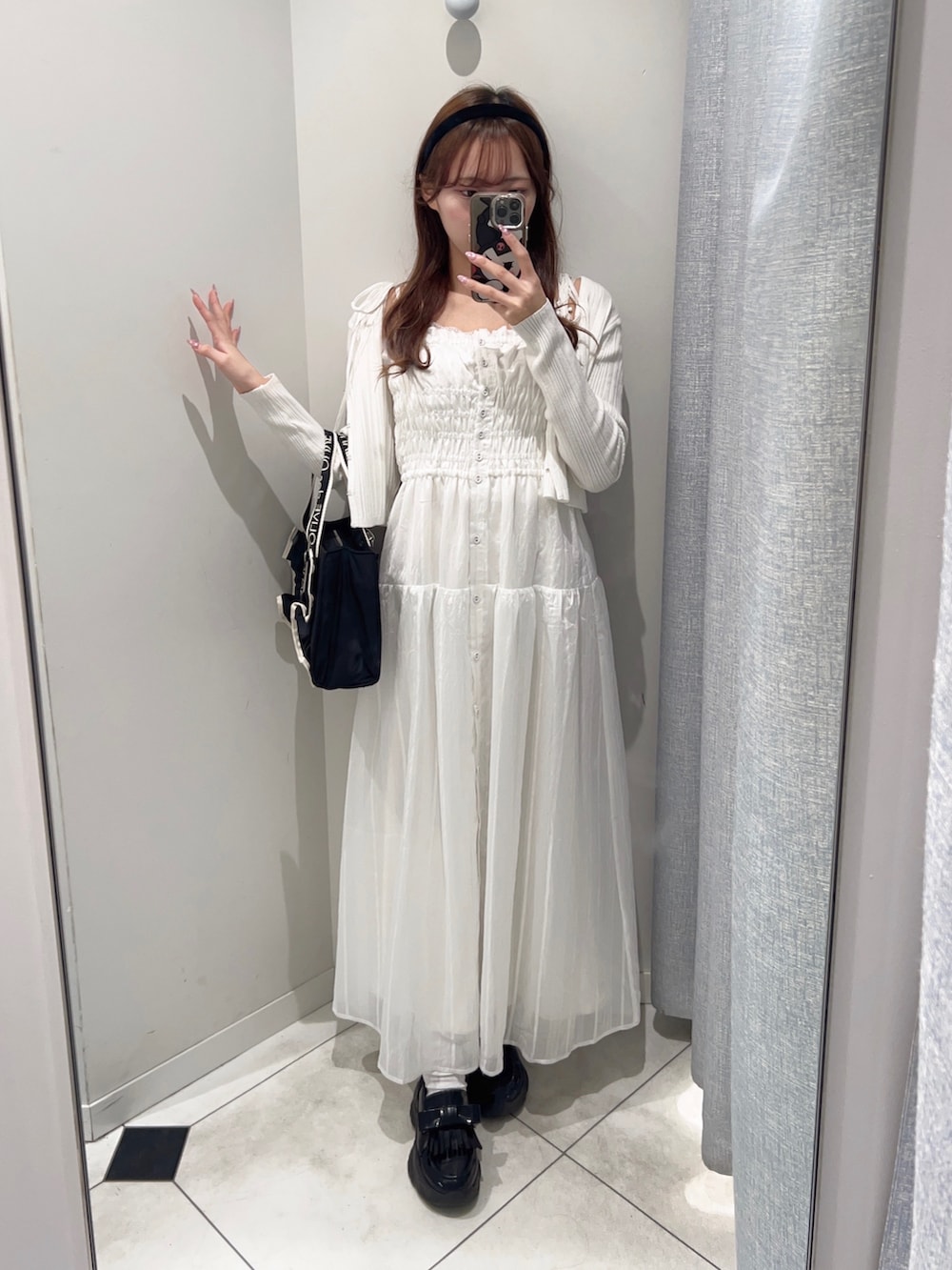 「プチプラ、シアートップス、春服コーデ、着回しコーデ、休日、スカートコーデ、春色、骨格ストレート、オリーブ デ オリーブ(OLIVE des OLIVE)、低身長、ワンピース、ガーリーコーデ、韓国ファッション、ワンピーススタイル、白」｜「OLIVE des OLIVEの前あきシャーリングキャミワンピ（ワンピース、ホワイト系）」を使った、Mitsukiさん（骨格ストレート・レディース・153cm）の春コーディネートの3枚目の写真