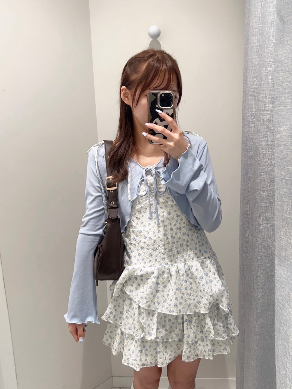 「春コーデ、シアートップス、春服、ワンピース、ミニワンピ、お出かけコーデ、きれいめコーデ、春カラー、パステルカラー、オリーブ デ オリーブ(OLIVE des OLIVE)、骨格ストレート、ブルー、花柄、休日スタイル、韓国ファッション」｜「OLIVE des OLIVEのフリルキャミワンピースとボレロのセット（ワンピース、ブルー系）」を使った、Mitsukiさん（骨格ストレート・レディース・153cm）の春コーディネートの4枚目の写真