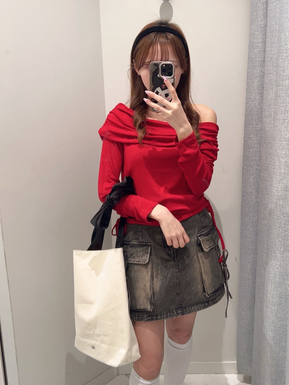 「プチプラ、春色、今日のコーデ、春服コーデ、赤、オフショル、オリーブ デ オリーブ(OLIVE des OLIVE)、骨格ストレート、低身長、春先取り、お出かけコーデ、大人かわいい、カラーコーデ、春服みてみて、着回しコーデ」｜「OLIVE des OLIVEのピコレースオフショルトップス（Tシャツ/カットソー、レッド系）」を使った、Mitsukiさん（骨格ストレート・レディース・153cm）の春コーディネートの4枚目の写真