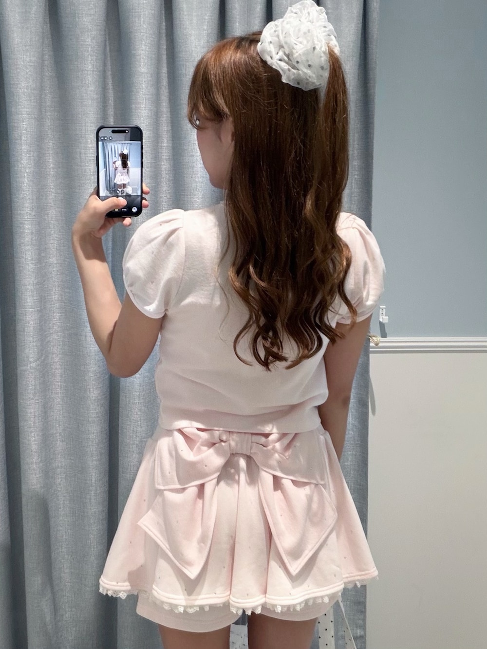 ピンク系のキャミソール、ピンク系のパーカー、ピンク系のその他パンツを着用したレディースの夏コーディネートの2枚目の写真