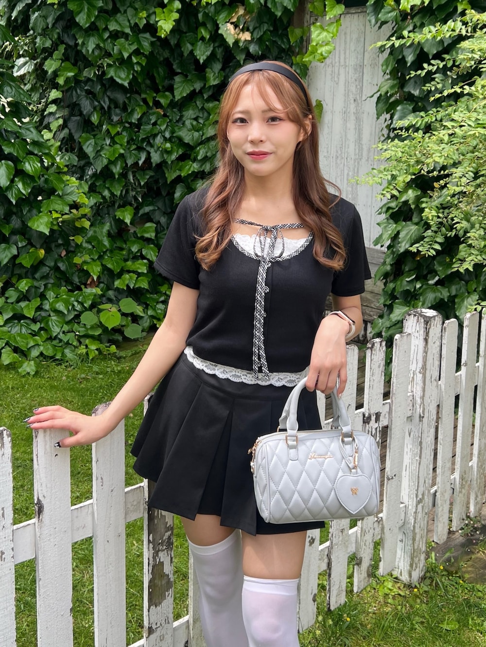 「モノトーン、雨の日コーデ、リボン、プチプラ、韓国ファッション、オリーブ デ オリーブ(OLIVE des OLIVE)、骨格ストレート、低身長コーデ、低身長、デートコーデ、ミニスカート、レイヤードスタイル、夏コーデ、おでかけコーデ、春夏コーデ」｜「OLIVE des OLIVEの配色レイヤードトップス（Tシャツ/カットソー、ブラック系）」を使った、Mitsukiさん（骨格ストレート・レディース・153cm）の夏コーディネートの2枚目の写真