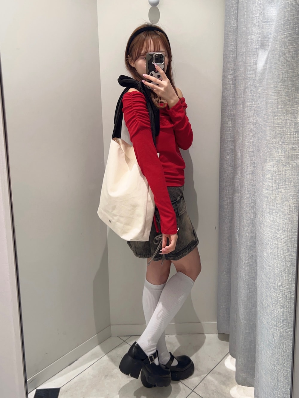 「プチプラ、春色、今日のコーデ、春服コーデ、赤、オフショル、オリーブ デ オリーブ(OLIVE des OLIVE)、骨格ストレート、低身長、春先取り、お出かけコーデ、大人かわいい、カラーコーデ、春服みてみて、着回しコーデ」｜「OLIVE des OLIVEのピコレースオフショルトップス（Tシャツ/カットソー、レッド系）」を使った、Mitsukiさん（骨格ストレート・レディース・153cm）の春コーディネートの5枚目の写真