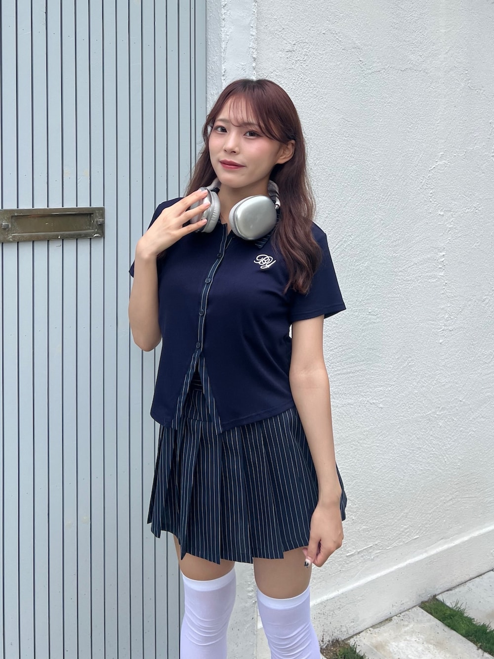 ブルー系のTシャツ/カットソー、ブルー系のスカート、ブラウン系のローファーを着用したレディースの夏コーディネートの2枚目の写真