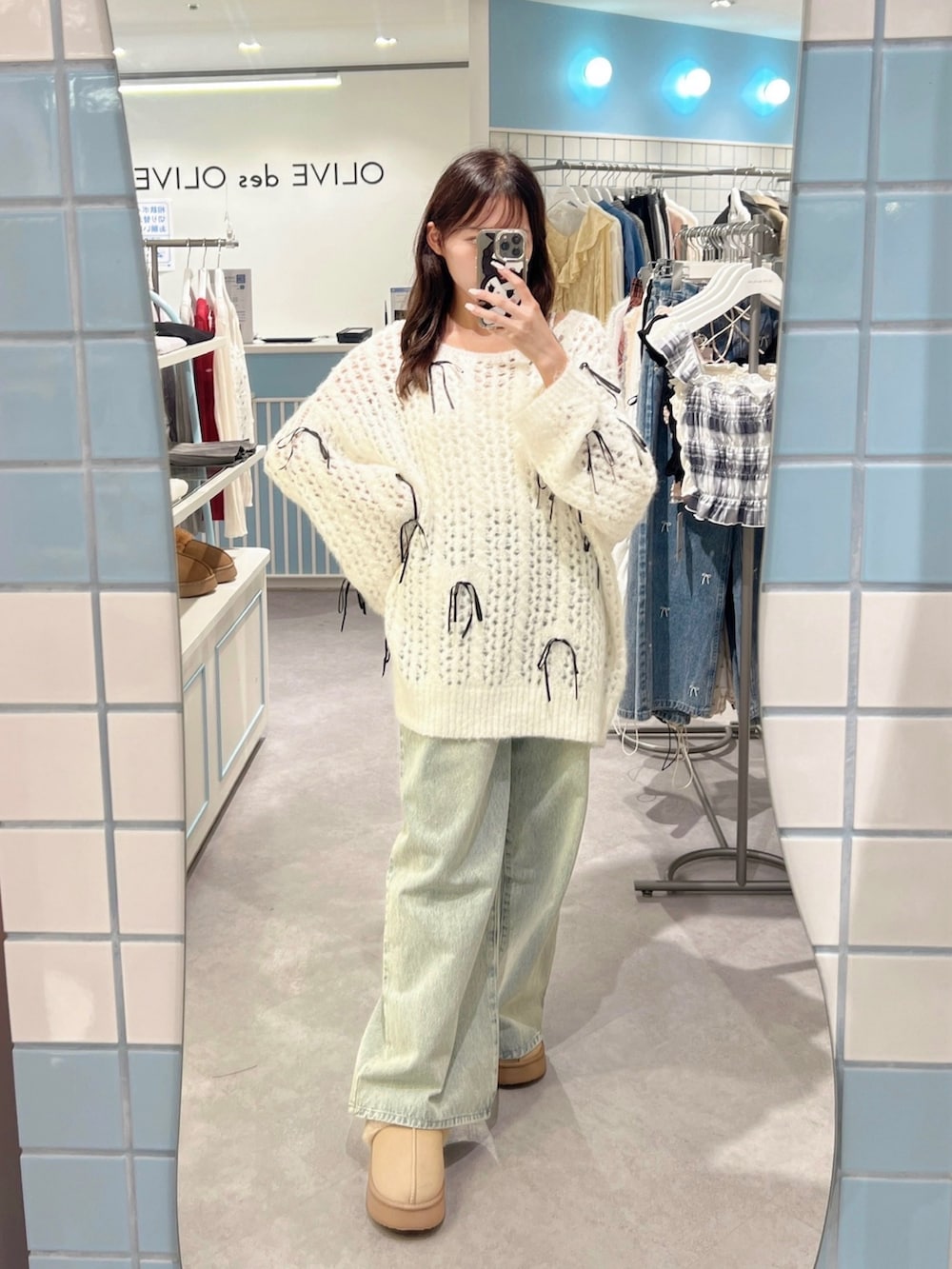 ホワイト系のニット/セーター、イエロー系のその他シューズ、ブルー系のデニムパンツを着用したレディースの秋コーディネートの3枚目の写真