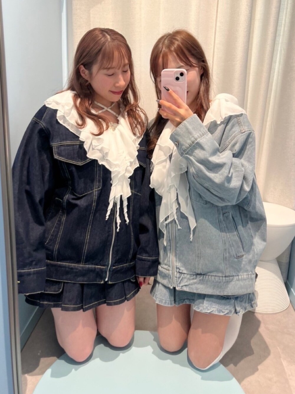 ブルー系のデニムジャケット、ブルー系のデニムジャケット、ブルー系のスカートを着用したレディースの冬コーディネートの3枚目の写真