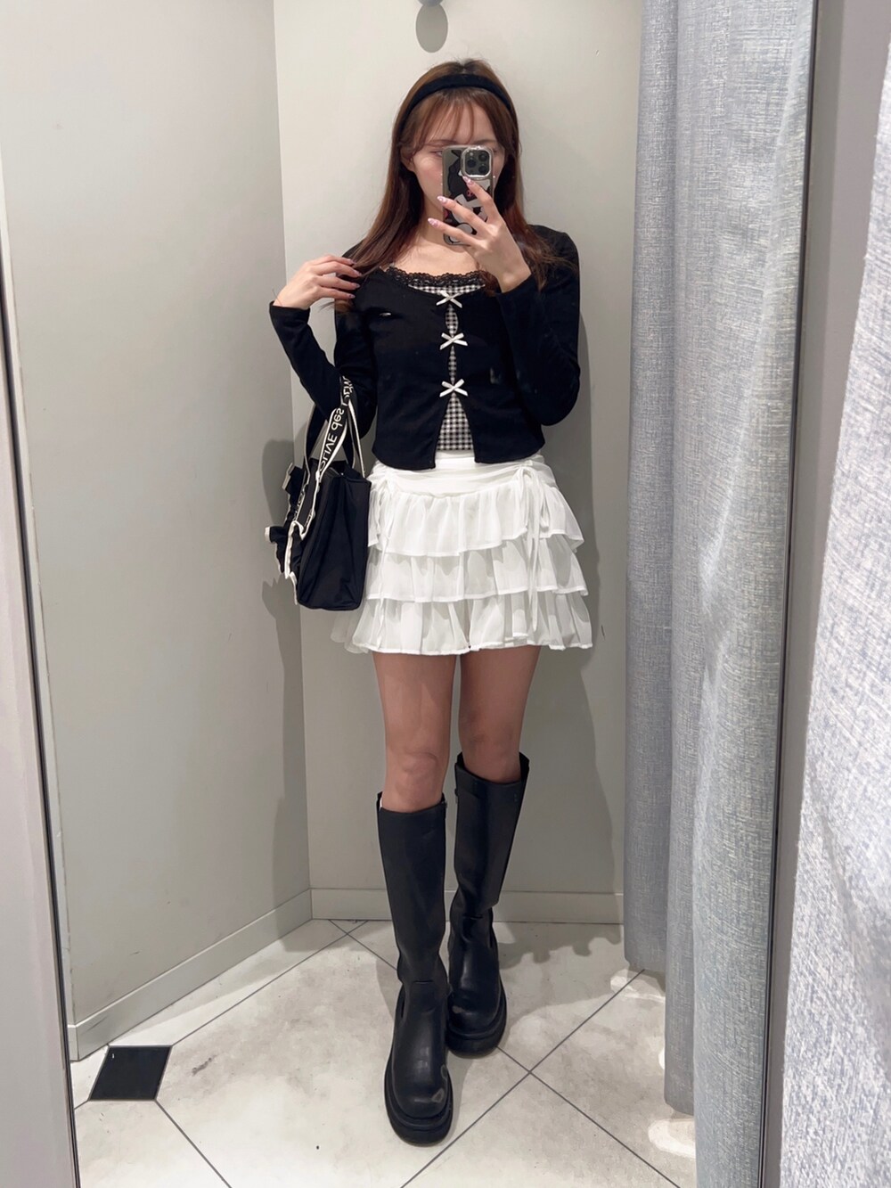 「プチプラ、ロンT、シアートップス、春先取り、お出かけコーデ、大人かわいい、モノトーン、韓国ファッション、オリーブ デ オリーブ(OLIVE des OLIVE)、骨格ストレート、低身長、ガーリーコーデ、お洒落さんとつながりたい、ミニスカート、春服」｜「OLIVE des OLIVEの映えリボントップス（Tシャツ/カットソー、ブラック系）」を使った、Mitsukiさん（骨格ストレート・レディース・153cm）の春コーディネートの5枚目の写真