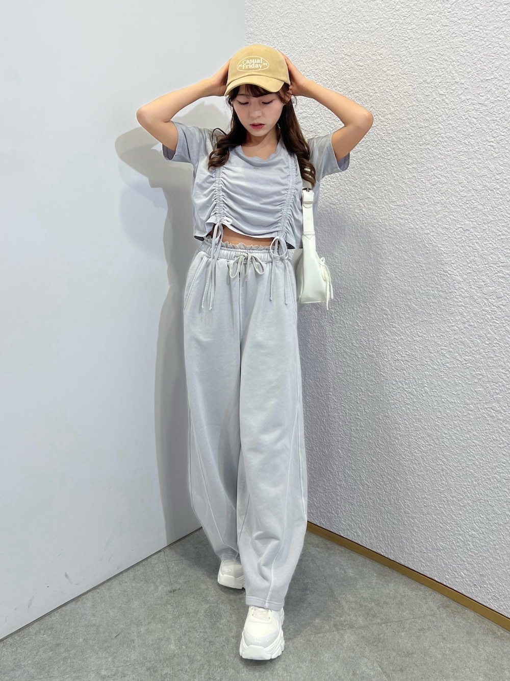 「スポーツミックス、春コーデ、春めき満開コーデ、休日スタイル、パンツスタイル、韓国ファッション、低身長、プチプラ、オリーブ デ オリーブ(OLIVE des OLIVE)、骨格ストレート、スウェット、スウェットパンツ、春カラー、シンプルコーデ、セットアップ」|「OLIVE des OLIVEの製品染めドロストTシャツ(Tシャツ/カットソー、ブルー系)」を使った、Mitsukiさん(骨格ストレート・レディース・153cm)の春コーディネートの2枚目の写真