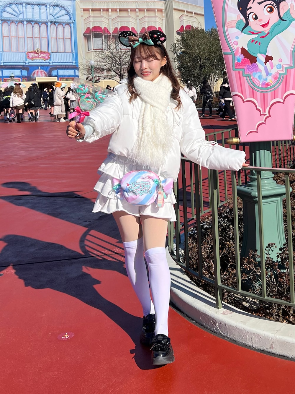 ホワイト系のダウンジャケット/コート、ブルー系のニット/セーター、ホワイト系のスカートを着用したレディースの冬コーディネートの3枚目の写真