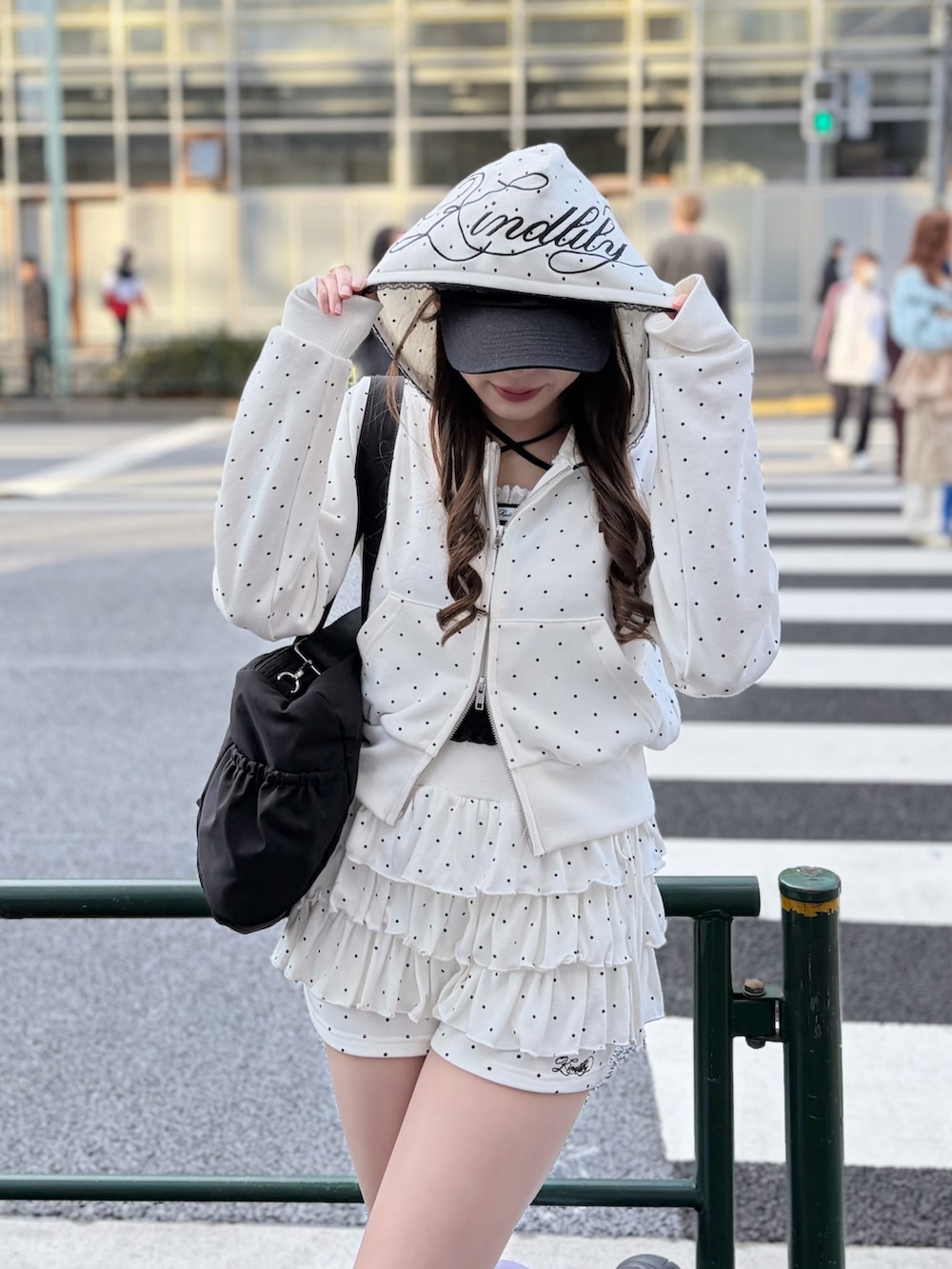 その他のパーカー、その他のその他パンツ、ブラック系のボストンバッグを着用したレディースの春コーディネートの2枚目の写真