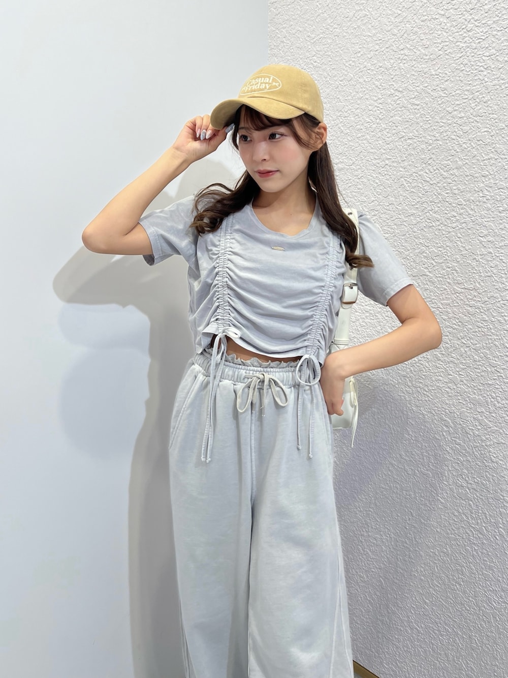 「スポーツミックス、春コーデ、春めき満開コーデ、休日スタイル、パンツスタイル、韓国ファッション、低身長、プチプラ、オリーブ デ オリーブ(OLIVE des OLIVE)、骨格ストレート、スウェット、スウェットパンツ、春カラー、シンプルコーデ、セットアップ」|「OLIVE des OLIVEの製品染めドロストTシャツ(Tシャツ/カットソー、ブルー系)」を使った、Mitsukiさん(骨格ストレート・レディース・153cm)の春コーディネートの3枚目の写真