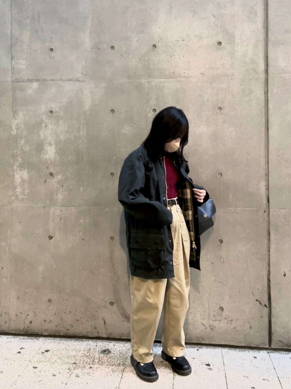 「barbour、冬コーデ、秋冬コーデ、冬、古着、古着コーデ、チノパン、ニット、クリスマスに着たい服、Dr.Martens、マーチン、mimi、mimiberry、マイベストコーデ2022」｜「Dr. MartensのDr.Martens ドクターマーチン 8065 MARY JANE SHOE メリージェーンシューズ（ドレスシューズ、ブラック系）」を使った、まるかなさん（レディース・158cm）の冬コーディネートの2枚目の写真
