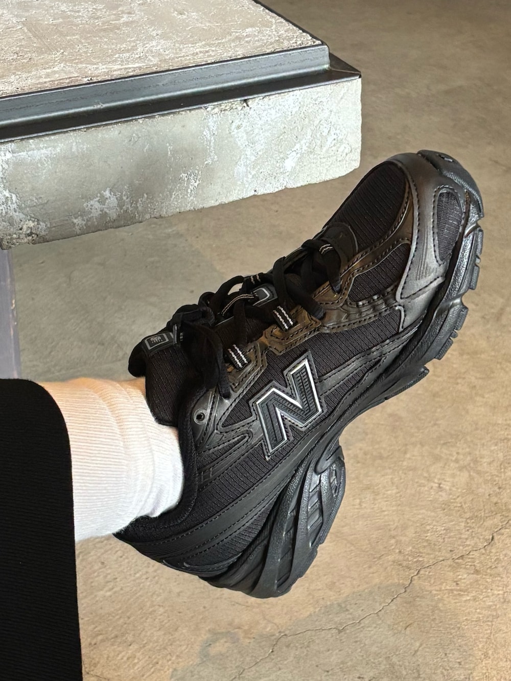 ブラック系のその他アウター、ブラウン系のスラックス、ブラック系のスニーカーを着用したレディースの春コーディネートの2枚目の写真