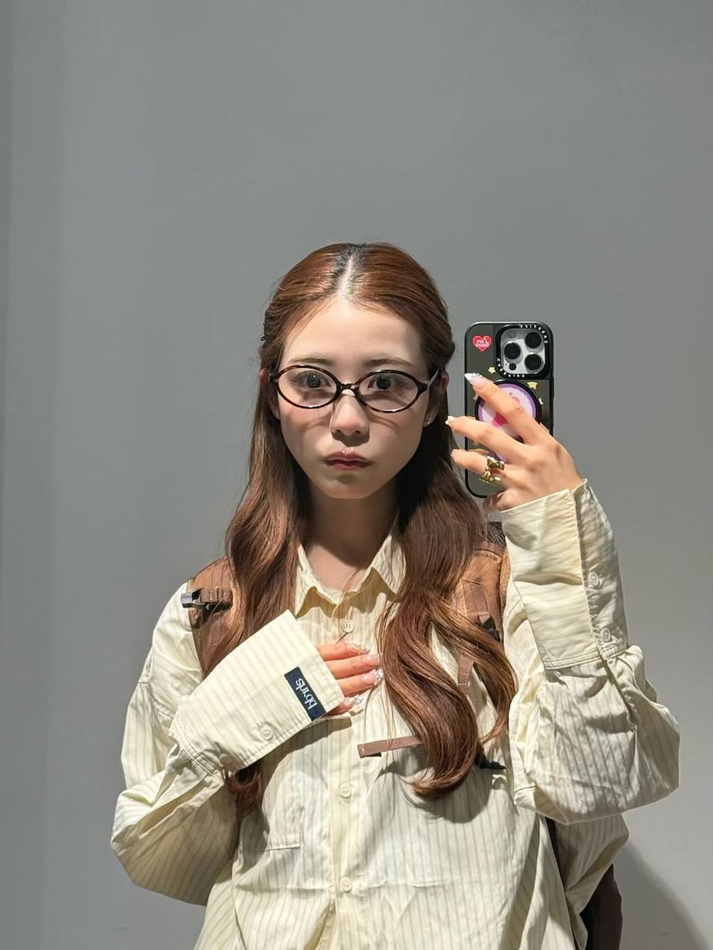ブラウン系のブーツ、ホワイト系のスカートを着用したレディースの春コーディネートの2枚目の写真
