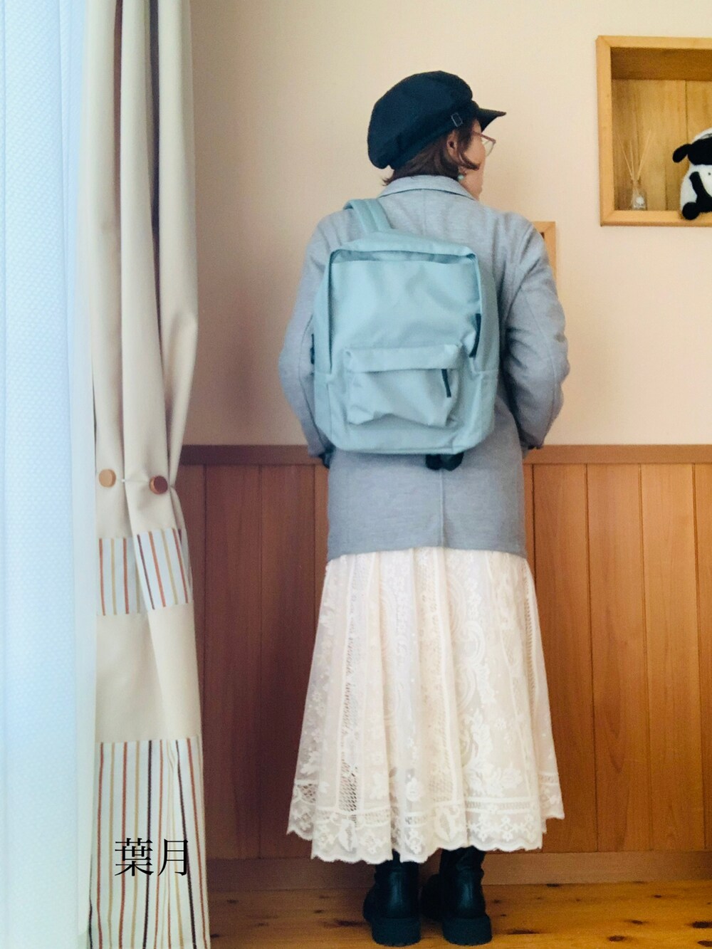 グレー系のジャケット/アウター、ホワイト系のスウェット、ホワイト系のスカートを着用したレディースの春コーディネートの2枚目の写真