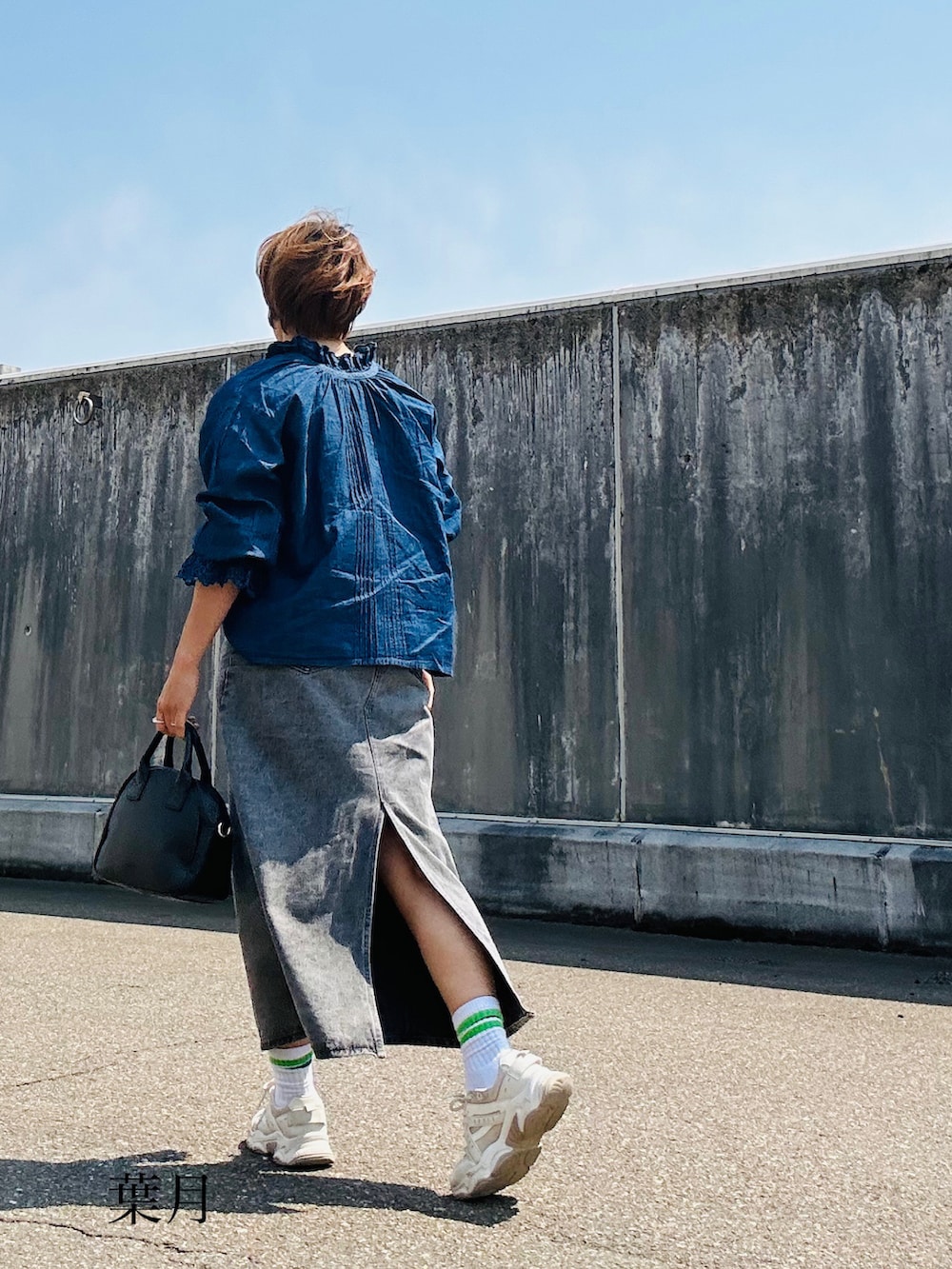 ブルー系のシャツ/ブラウス、グレー系のデニムスカート、グリーン系のアウトドア/スポーツを着用したレディースの春コーディネートの2枚目の写真