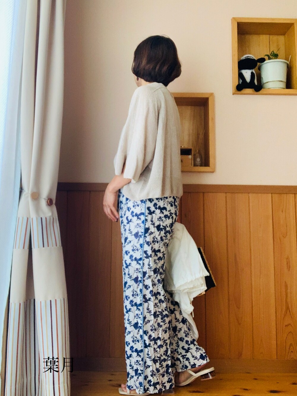 ベージュ系のニット/セーター、ホワイト系のその他パンツ、その他のかごバッグを着用したレディースの夏コーディネートの2枚目の写真