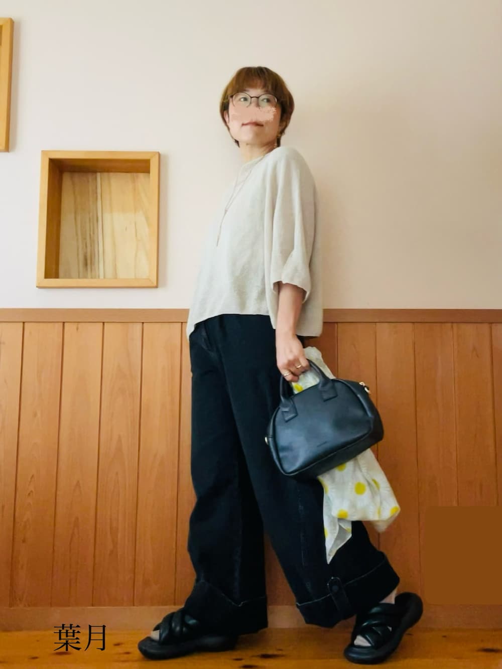 グレー系のデニムパンツ、ブラック系のサンダル、その他のピアス（両耳用）を着用したレディースの春コーディネートの3枚目の写真