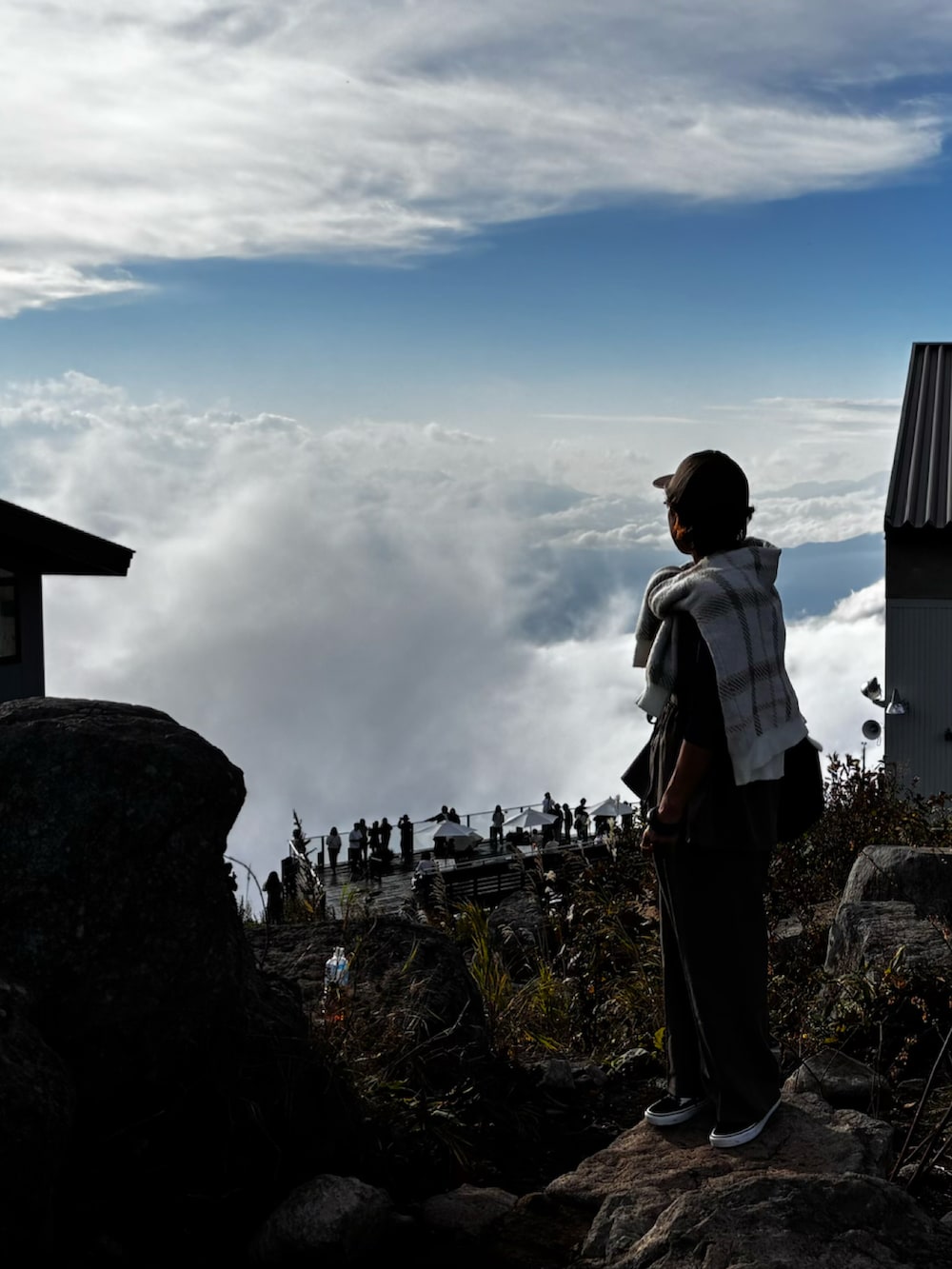 ブルー系のTシャツ/カットソー、ブラウン系のキャミソール、その他のスニーカーを着用したレディースの秋コーディネートの2枚目の写真