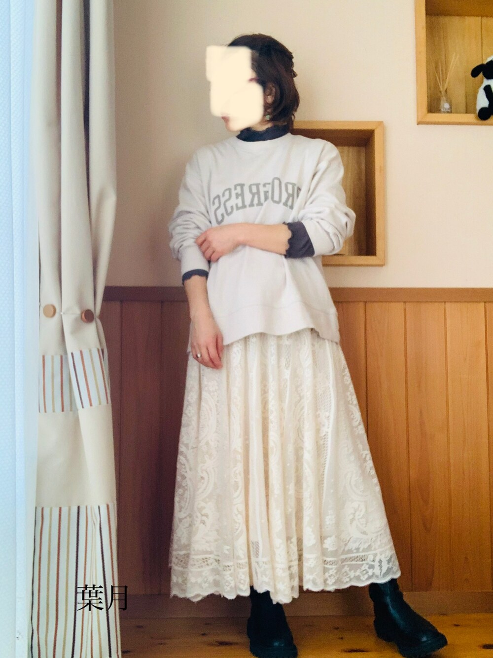 グレー系のジャケット/アウター、ホワイト系のスウェット、ホワイト系のスカートを着用したレディースの春コーディネートの3枚目の写真