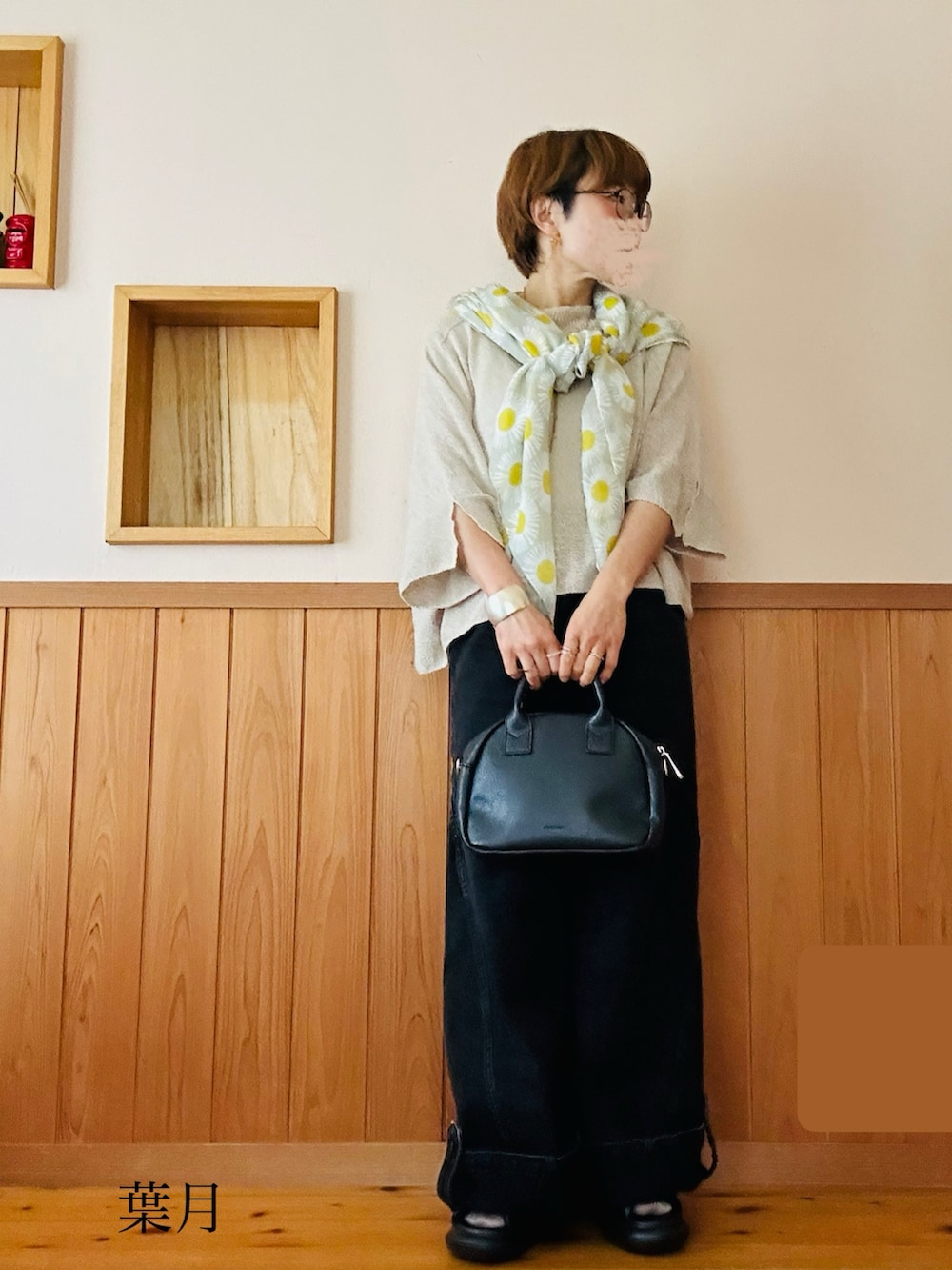 グレー系のデニムパンツ、ブラック系のサンダル、その他のピアス（両耳用）を着用したレディースの春コーディネートの2枚目の写真