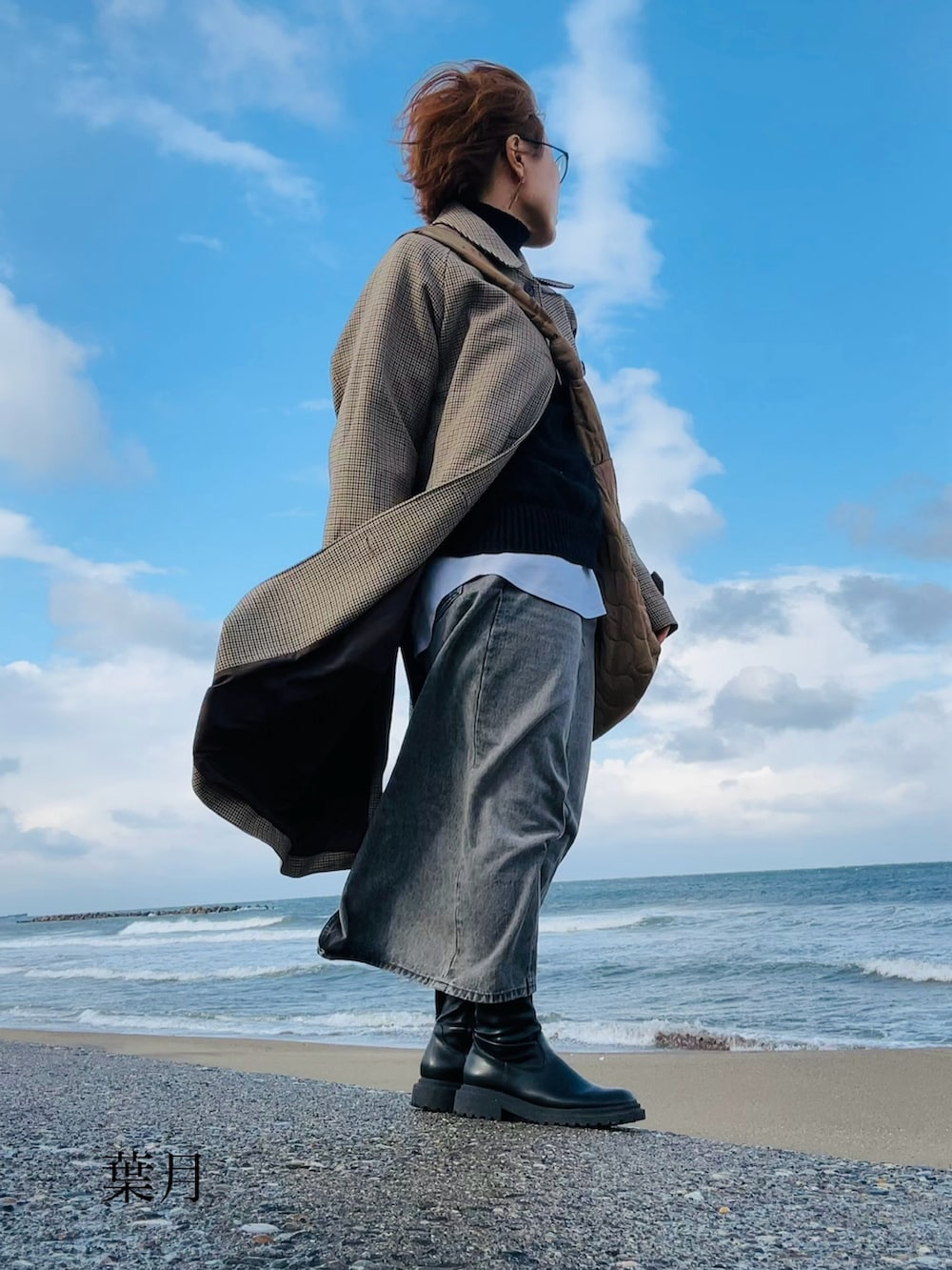 グレー系のデニムスカート、その他の食器/キッチンを着用したレディースの冬コーディネートの3枚目の写真