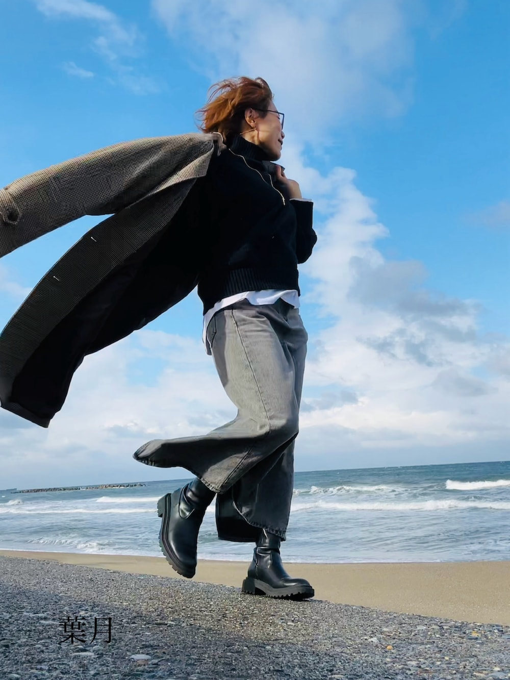 グレー系のデニムスカート、その他の食器/キッチンを着用したレディースの冬コーディネートの2枚目の写真