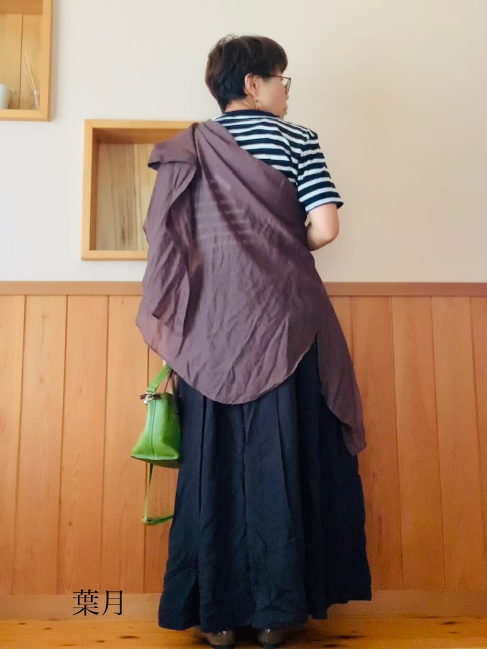 ブラック系のスカート、その他のソックス/靴下を着用したレディースの秋コーディネートの3枚目の写真