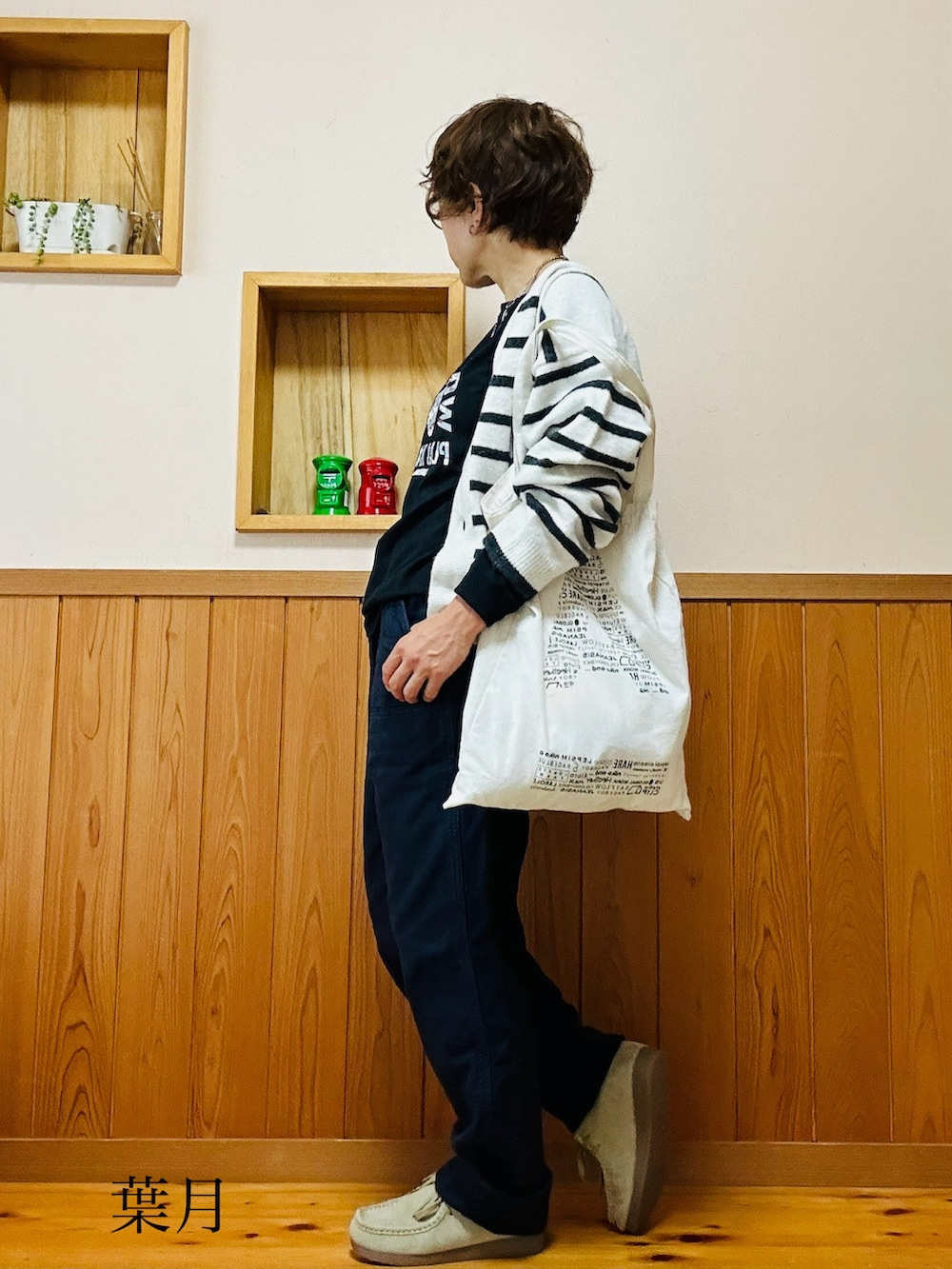 ホワイト系のカーディガン/ボレロ、ベージュ系のモカシン/デッキシューズ、シルバー系のネックレスを着用したレディースの秋コーディネートの2枚目の写真