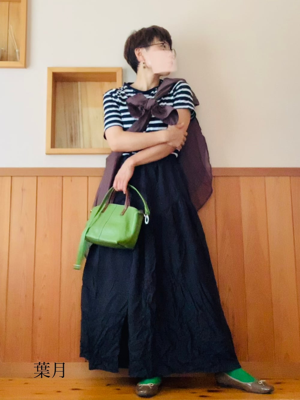 ブラック系のスカート、その他のソックス/靴下を着用したレディースの秋コーディネートの2枚目の写真