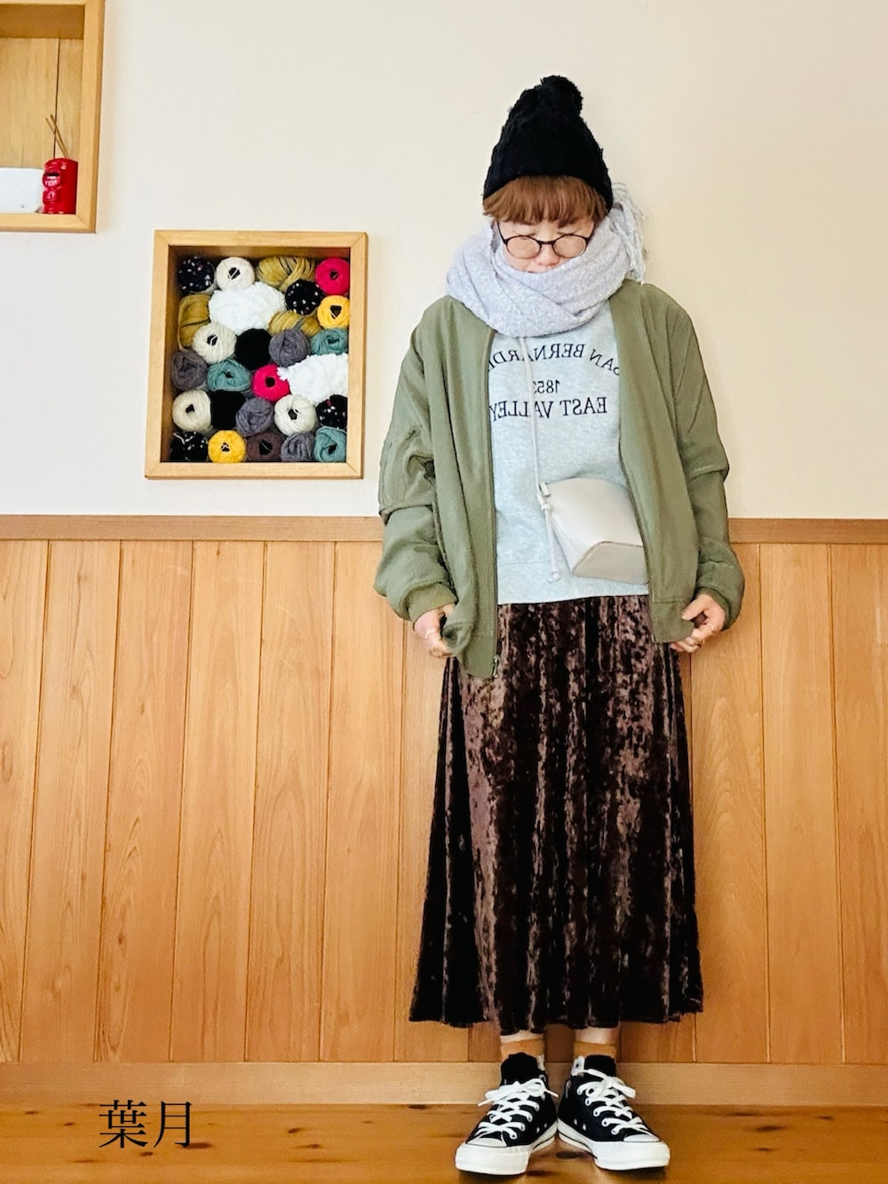 ホワイト系のインナーウェア/肌着、シルバー系のネックレスを着用したレディースの冬コーディネートの2枚目の写真