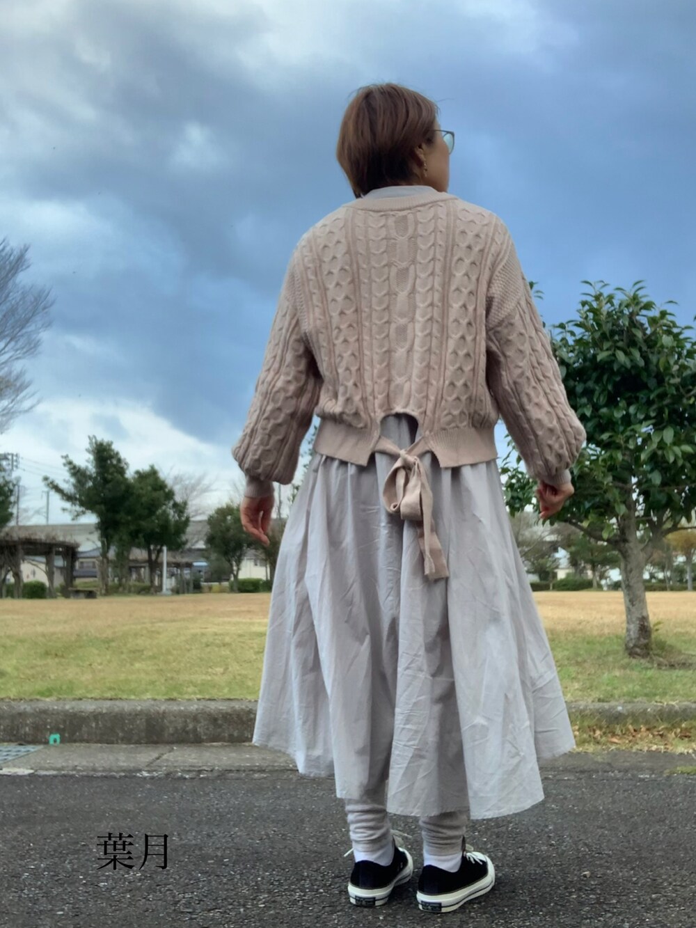 「コンバース、ストール、ベレー帽、ケーブルニット、レイヤードスタイル、プチプラ、シャツワンピ、低身長、カジュアルガーリー、着回しコーデ、秋冬コーデ」｜「Chambreのアイテム（ボストンバッグ、ブラック系）」を使った、葉月さん（レディース・154cm）の秋コーディネートの3枚目の写真