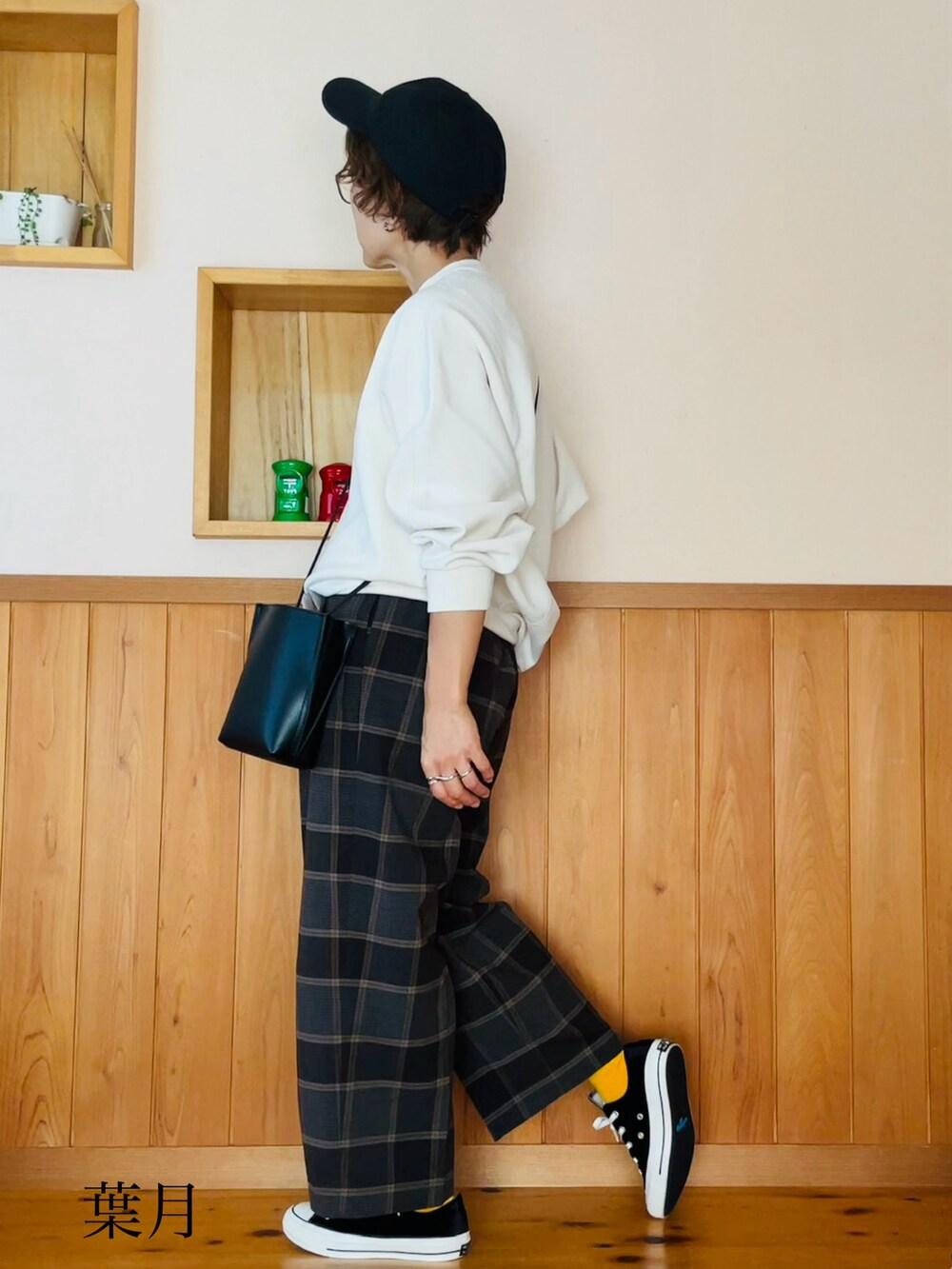 「シンプルコーデ、カジュアル、プチプラ、着回しコーデ、低身長、スウェット、チェックパンツ、ワイドパンツ、ベロア、コンバース、キャップ、ショルダーバッグ、シルバーアクセサリー」｜「CONVERSEのコンバース オールスター 100 ベルベット オックス レディース メンズ スニーカー ローカット 100周年 限定品 CONV100 VELVET OX（スニーカー、ブラック系）」を使った、葉月さん（レディース・154cm）の秋コーディネートの2枚目の写真