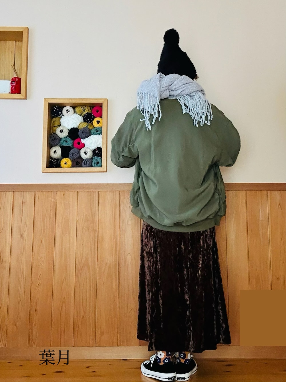 ホワイト系のインナーウェア/肌着、シルバー系のネックレスを着用したレディースの冬コーディネートの3枚目の写真