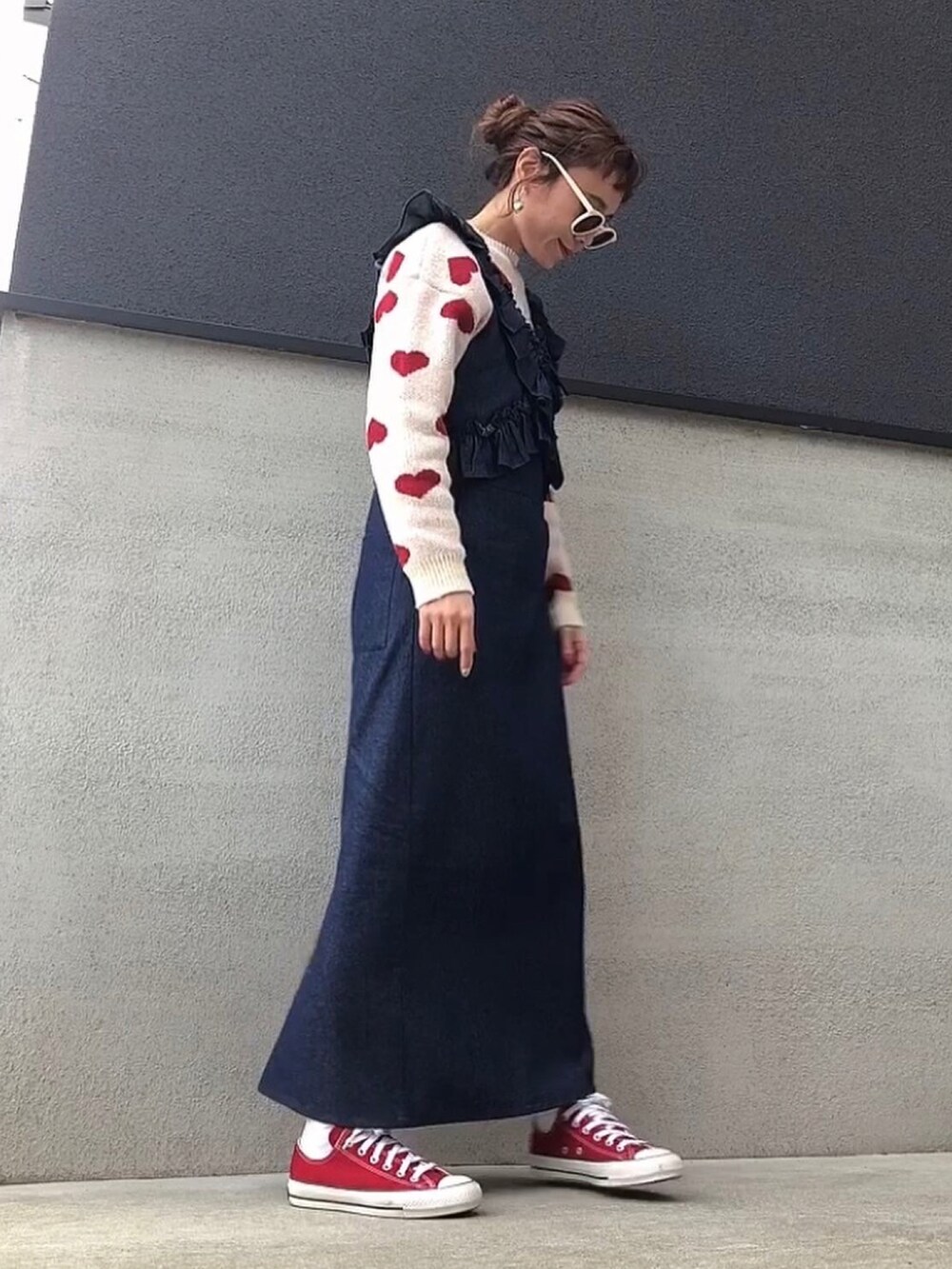 ブルー系のオールインワン・サロペット、レッド系のスニーカー、レッド系のニット/セーターを着用したレディースの冬コーディネートの2枚目の写真