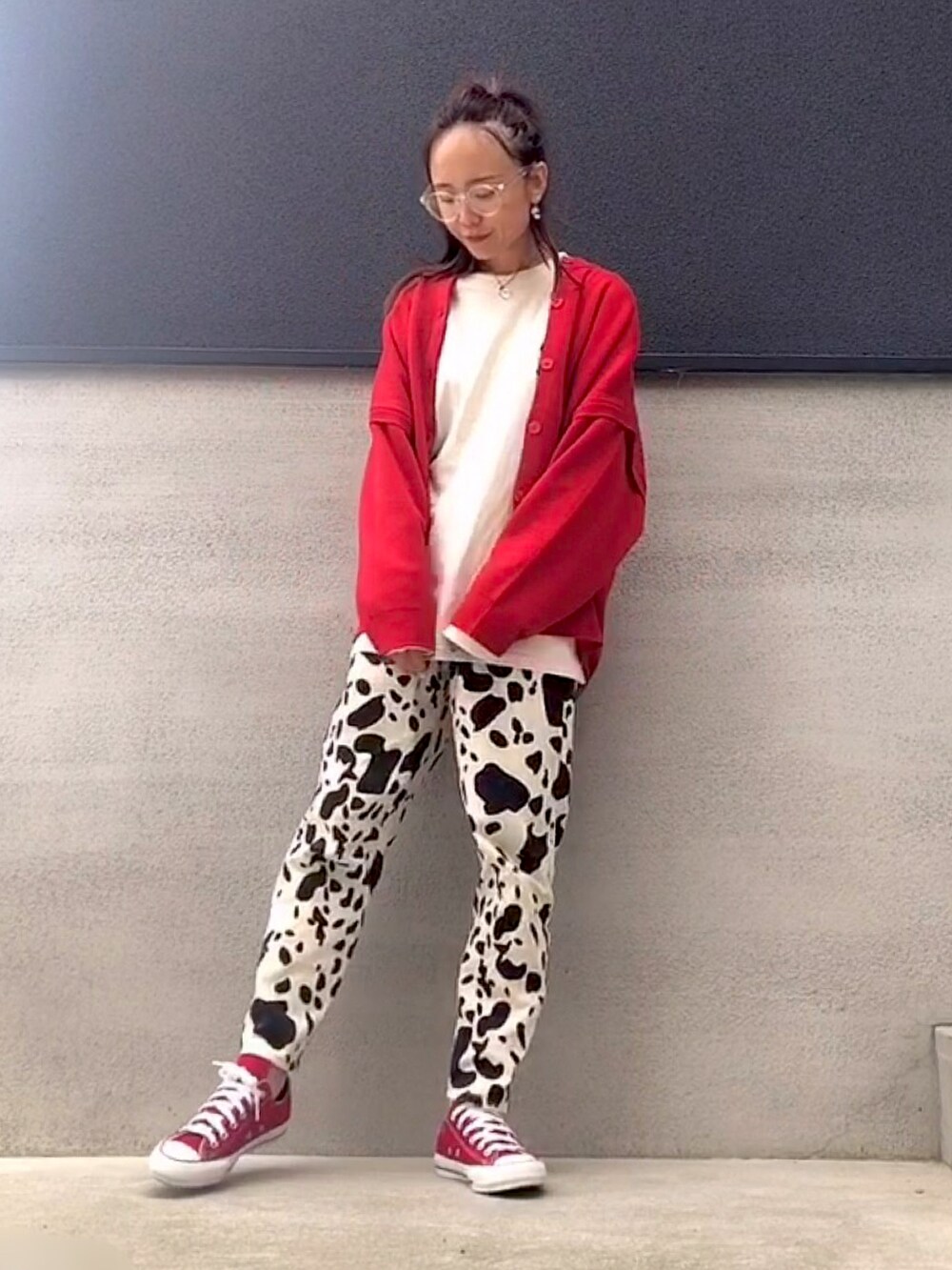 レッド系のカーディガン/ボレロ、ホワイト系のTシャツ/カットソー、ホワイト系のパンツを着用したレディースの秋コーディネートの4枚目の写真