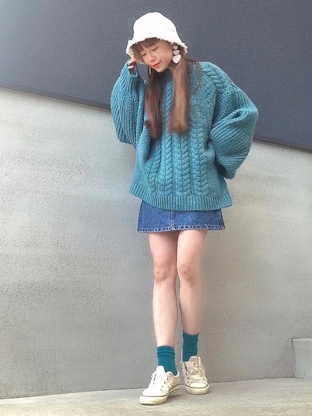 ブルー系のデニムスカート、ブルー系のニット/セーター、ブルー系のソックス/靴下を着用したレディースの冬コーディネートの2枚目の写真