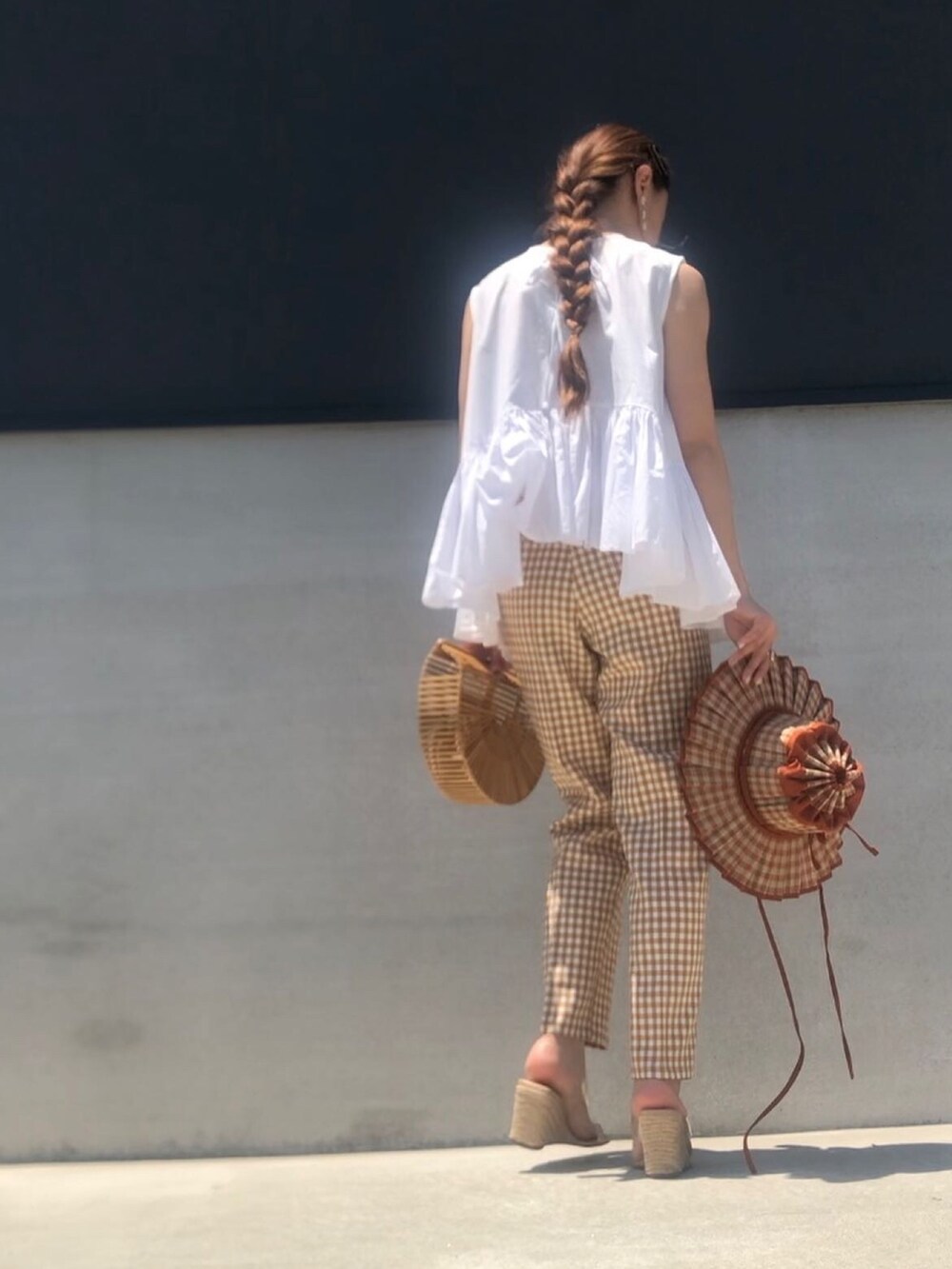 ホワイト系のシャツ/ブラウス、オレンジ系のパンツ、ベージュ系のサンダルを着用したレディースの夏コーディネートの2枚目の写真