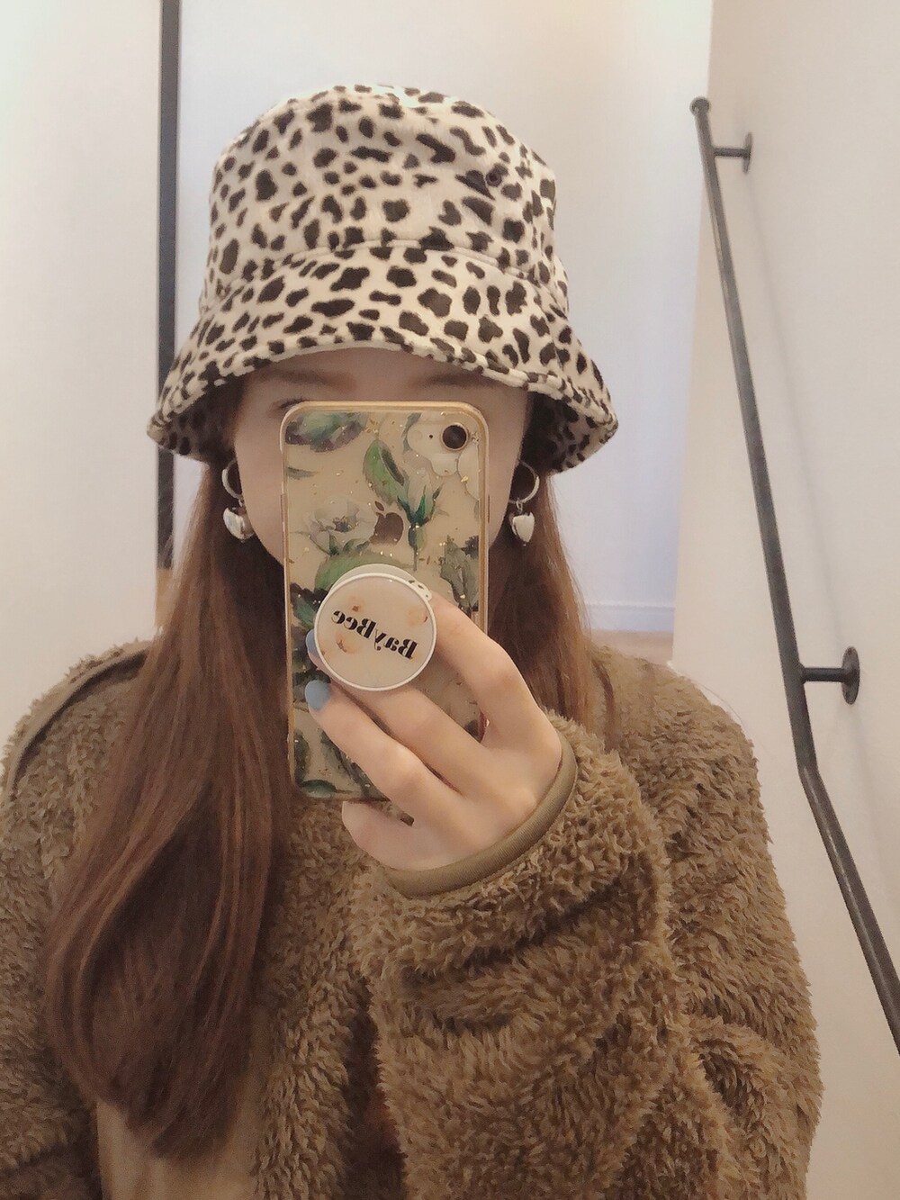 ホワイト系のスウェットパンツ、ベージュ系のスニーカー、ホワイト系のトップスを着用したレディースの秋コーディネートの2枚目の写真