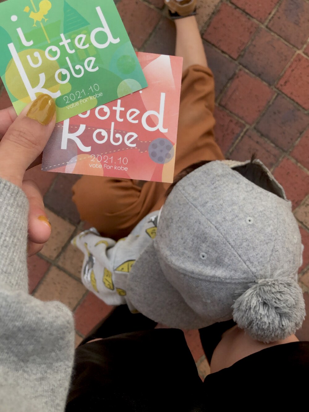 ブラック系のパンツ、グレー系のスウェット、ブラック系のトートバッグを着用したレディースの秋コーディネートの4枚目の写真