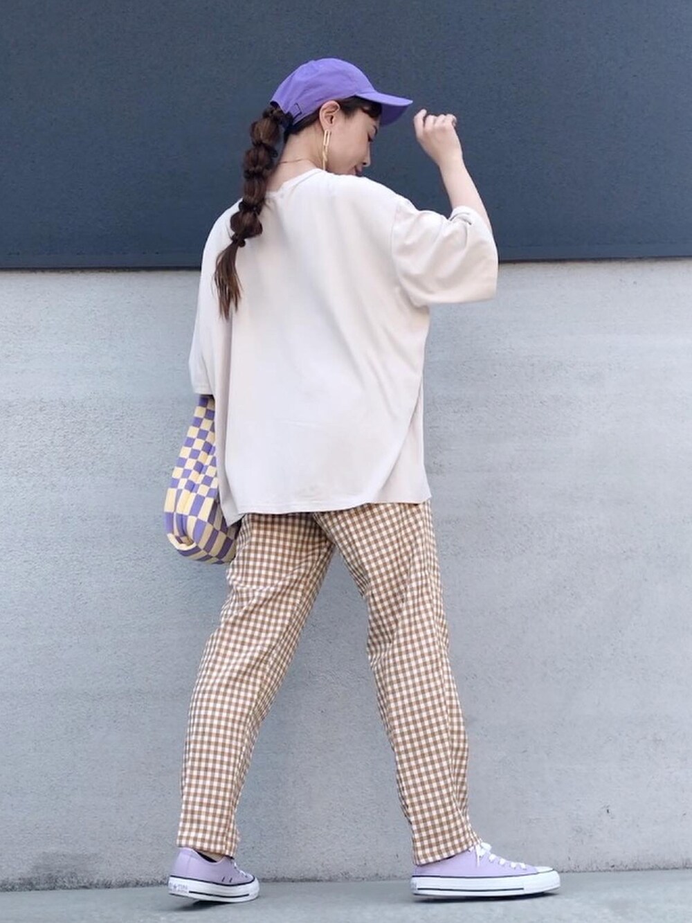 オレンジ系のパンツ、ベージュ系のTシャツ/カットソー、イエロー系のトートバッグを着用したレディースの春コーディネートの2枚目の写真