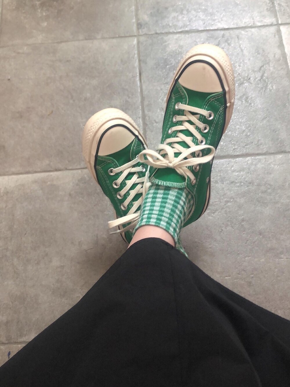 グレー系のシャツ/ブラウス、グレー系のスウェット、グリーン系のスニーカーを着用したレディースの春コーディネートの4枚目の写真