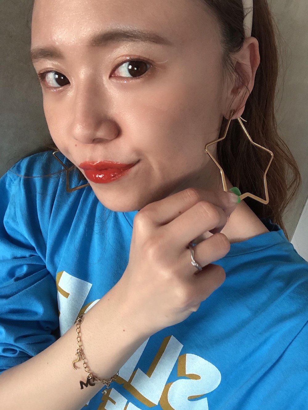 イエロー系のその他パンツ、ブルー系のTシャツ/カットソー、ホワイト系のスニーカーを着用したレディースの春コーディネートの3枚目の写真