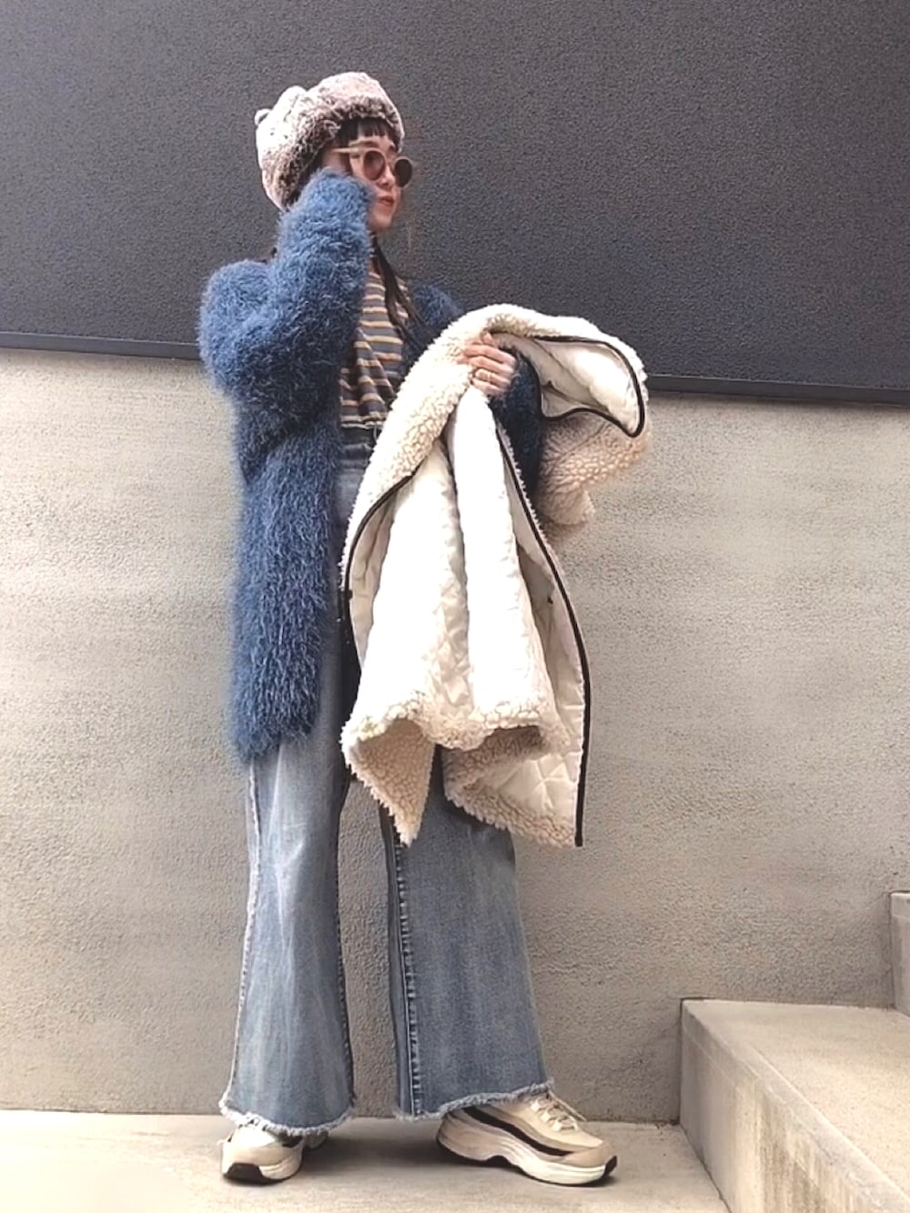 ブルー系のデニムパンツ、ブルー系のTシャツ/カットソー、ブルー系のカーディガン/ボレロを着用したレディースの冬コーディネートの2枚目の写真