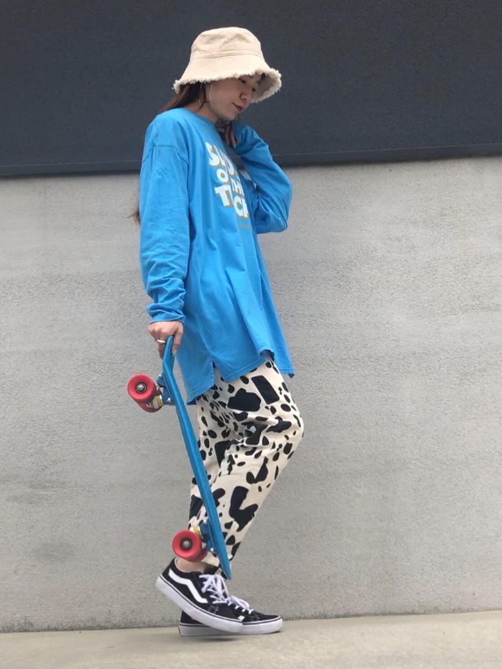 「スケータースタイル、スケボー、penny、ストリート、スニーカーコーデ、VANS、着回しコーデ、ゆるコーデ、カウ柄、ダルメシアン柄、バケットハット、ラフ、ロンT、ロゴT」|「WEGOのWEGO/フリンジバケットハット(ハット、ホワイト系)」を使った、ᴍ ᴀ ʀ ɪ さん(レディース・157cm)の春コーディネートの2枚目の写真