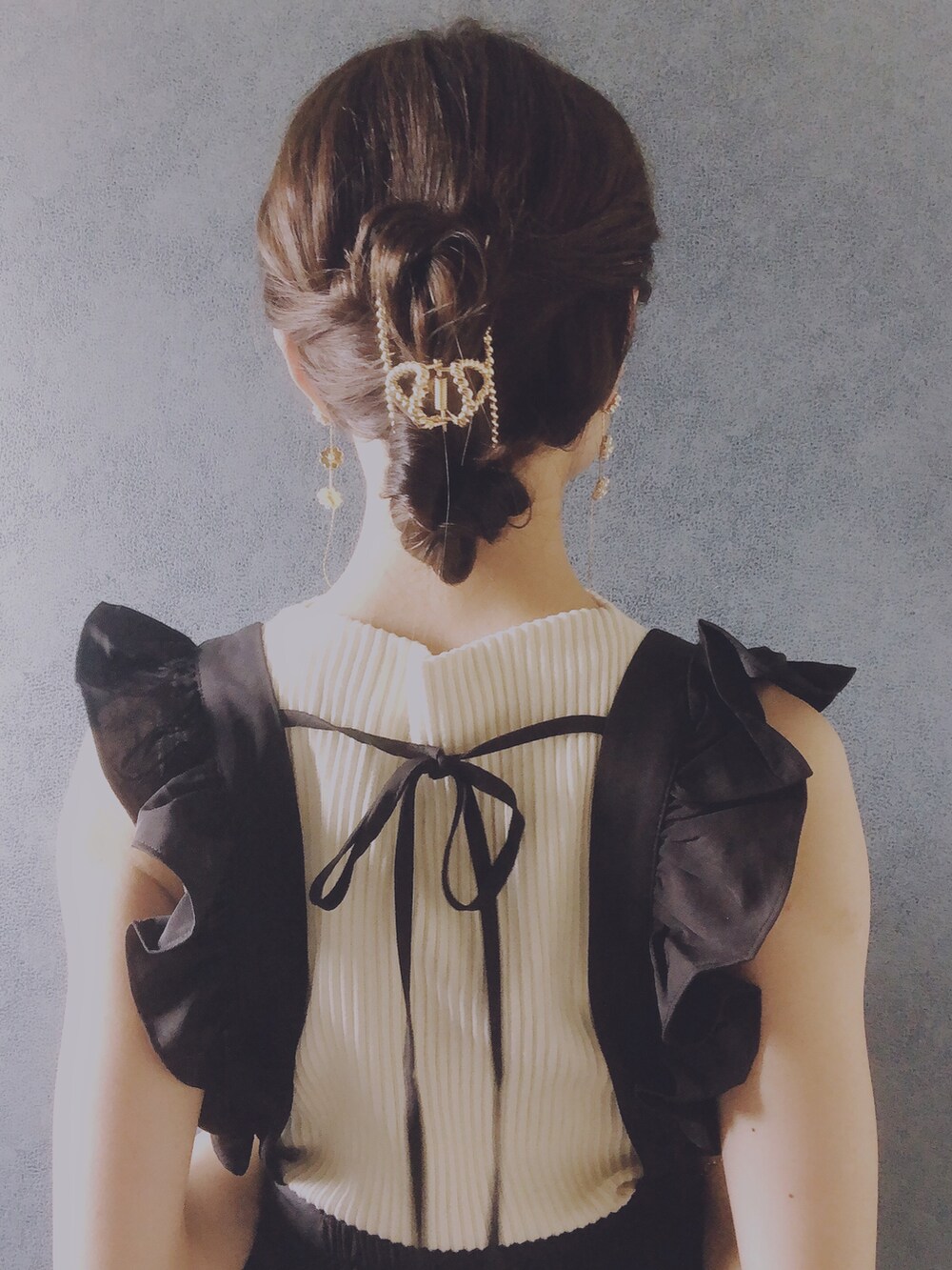 ブラック系のサロペット/オーバーオール、ホワイト系のピアス（両耳用）、ゴールド系のブレスレットを着用したレディースの夏コーディネートの2枚目の写真