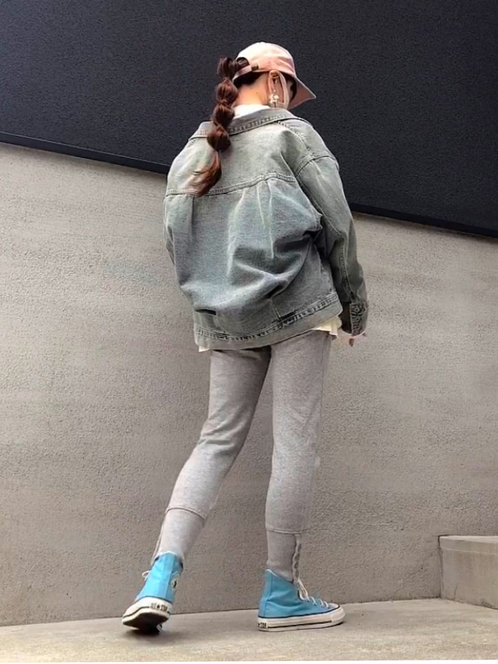 ブルー系のスニーカー、グレー系のスウェットパンツ、ブルー系のデニムジャケットを着用したレディースの春コーディネートの2枚目の写真