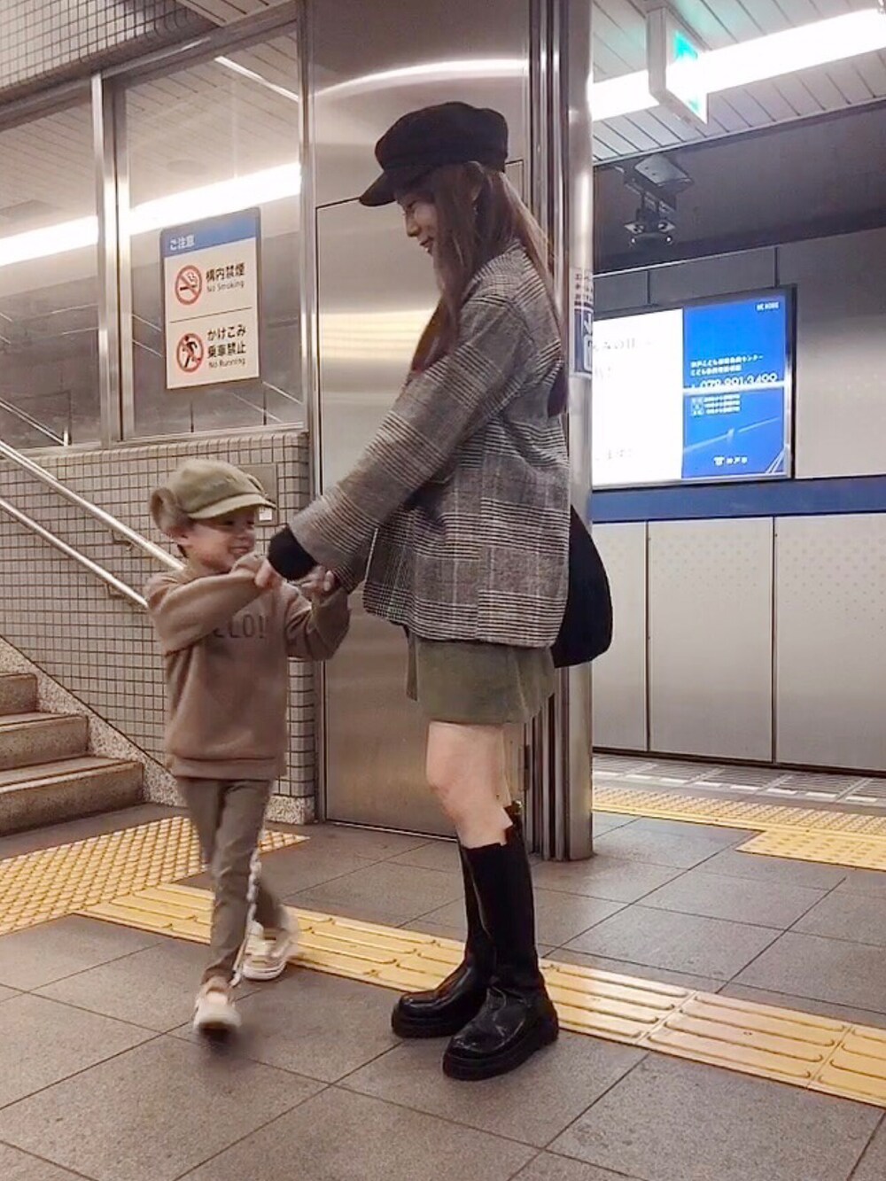 ブラウン系のテーラードジャケット、グリーン系のスカート、ブラック系のキャスケットを着用したレディースの秋コーディネートの2枚目の写真